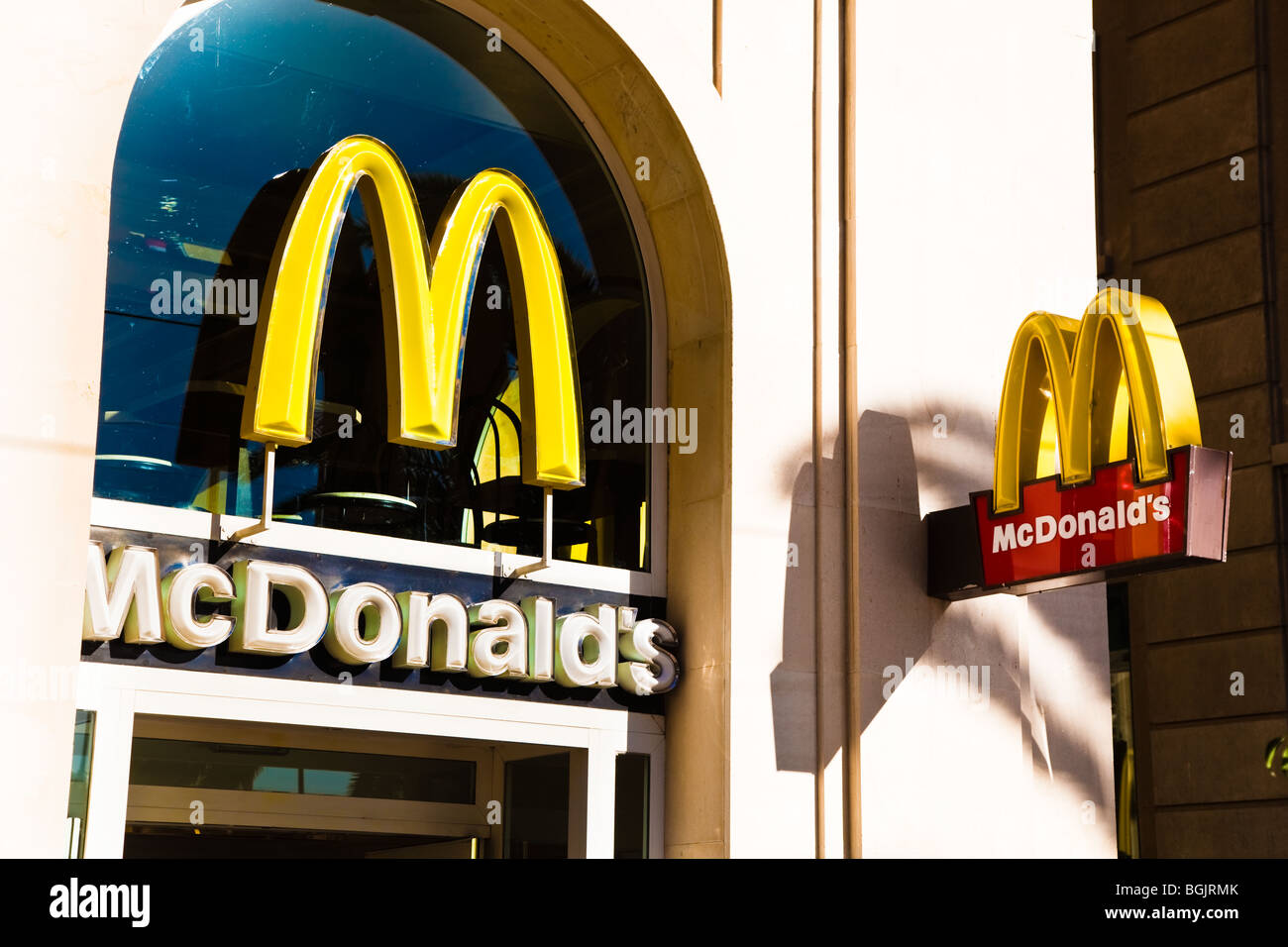 McDonald's restaurant fast food à Malaga, la province de Malaga, Costa del Sol, Espagne, montrant le logo protégé par le droit d'entreprise. Banque D'Images