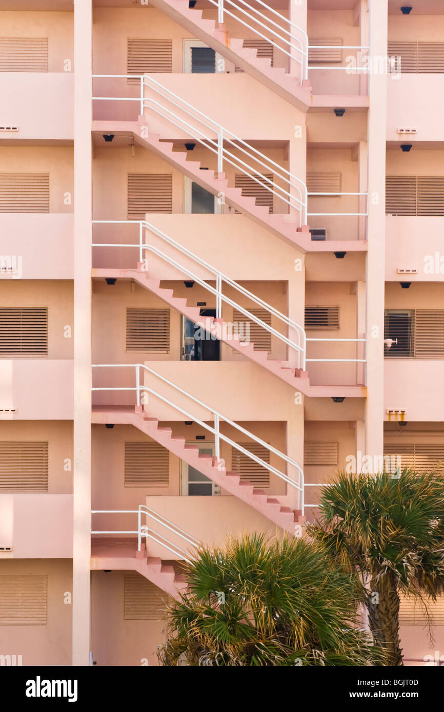 Riviera Beach , Floride , Palm Beach Shores , rose saumon bloc d'appartements ou condominiums ou d'appartements ou de condos ou escalier résidentiel détail Banque D'Images
