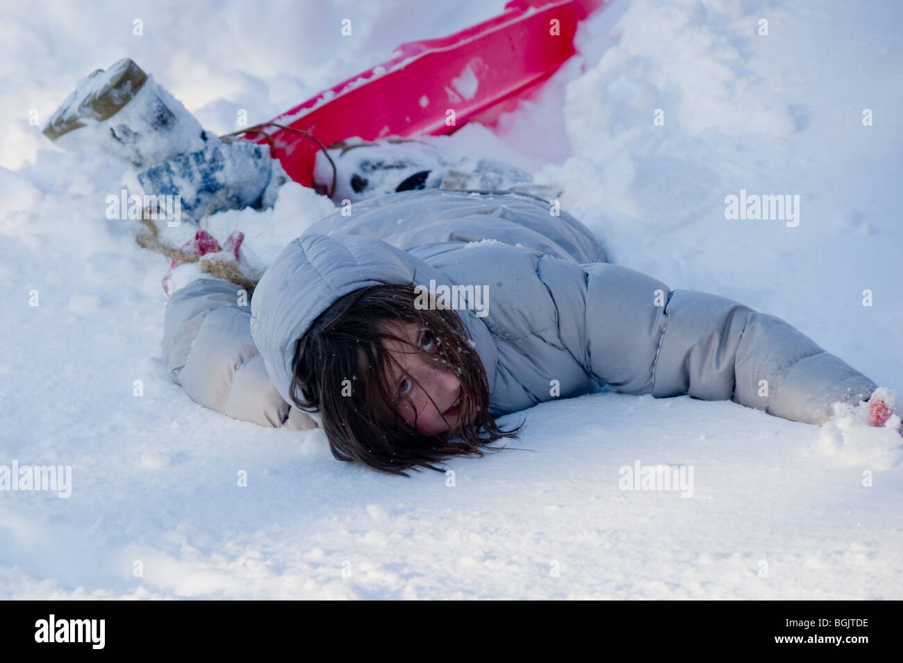 Enfant jouant dans la neige Banque D'Images