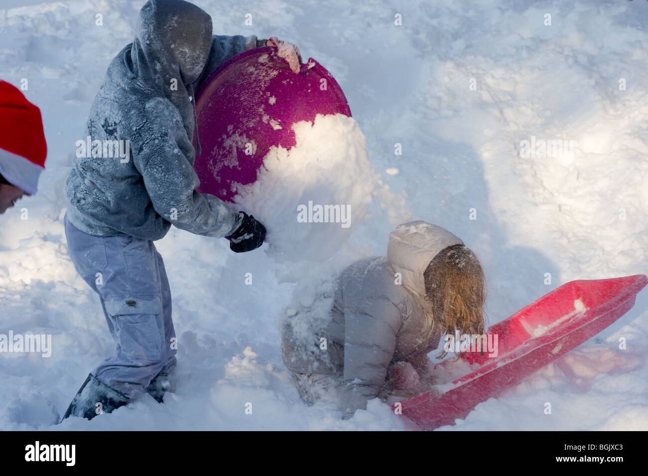 Des enfants jouent dans la neige Banque D'Images