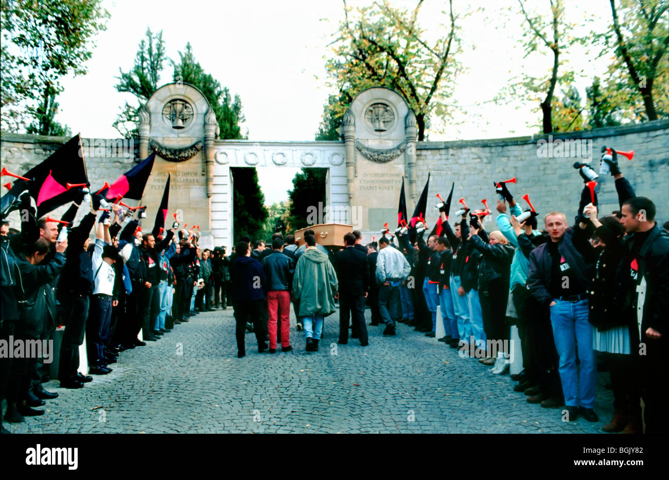 Paris, France - les militants du SIDA de la foule d'ACT Up-Paris défilent en procession funéraire de l'ancien Président de l'Association, Cleews Vellay, célébration de la communauté gay du VIH Banque D'Images
