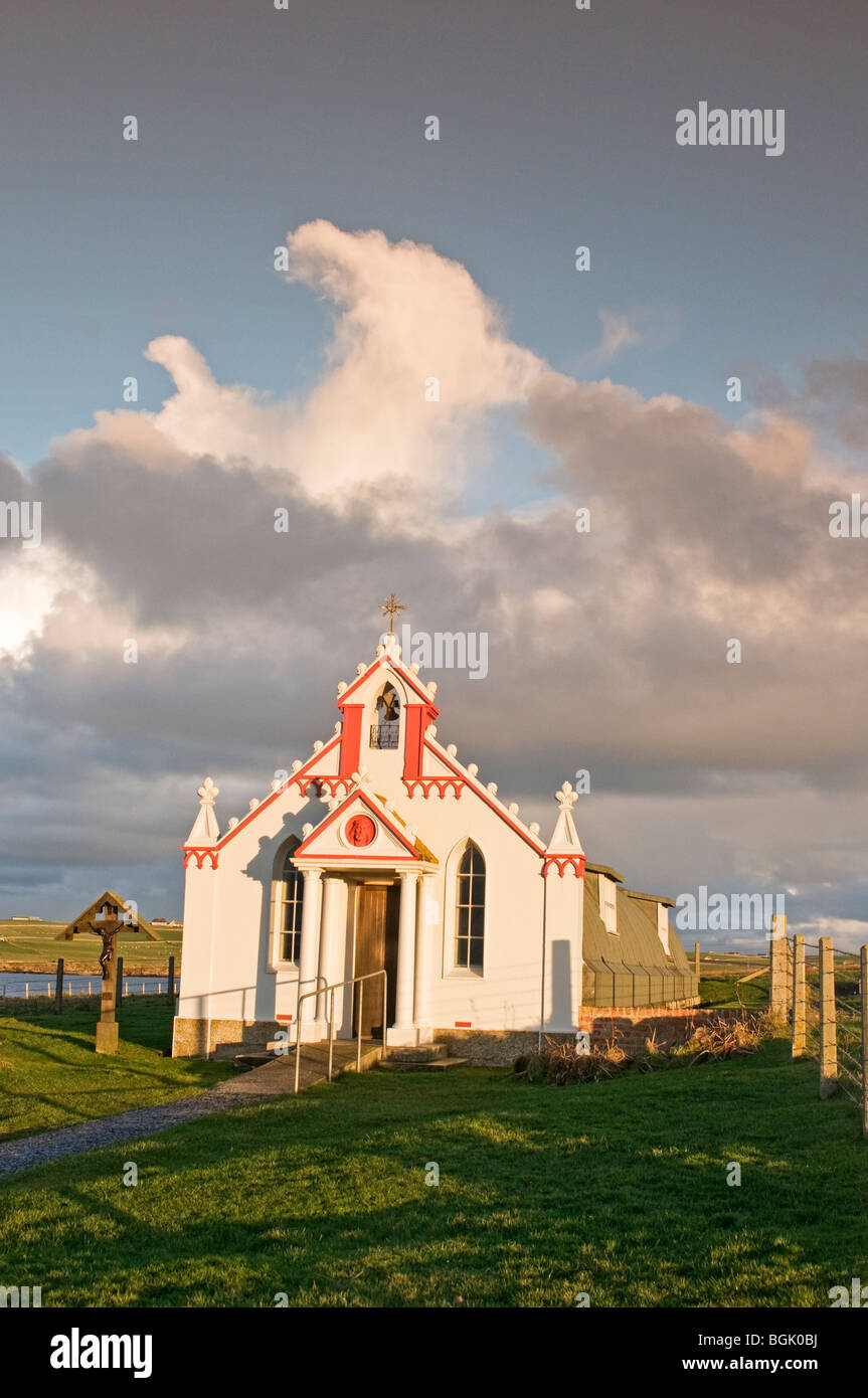 La célèbre Chapelle italienne sur Lamb Holm Mainland Région des Highlands Orkney Ecosse. 5848 SCO Banque D'Images