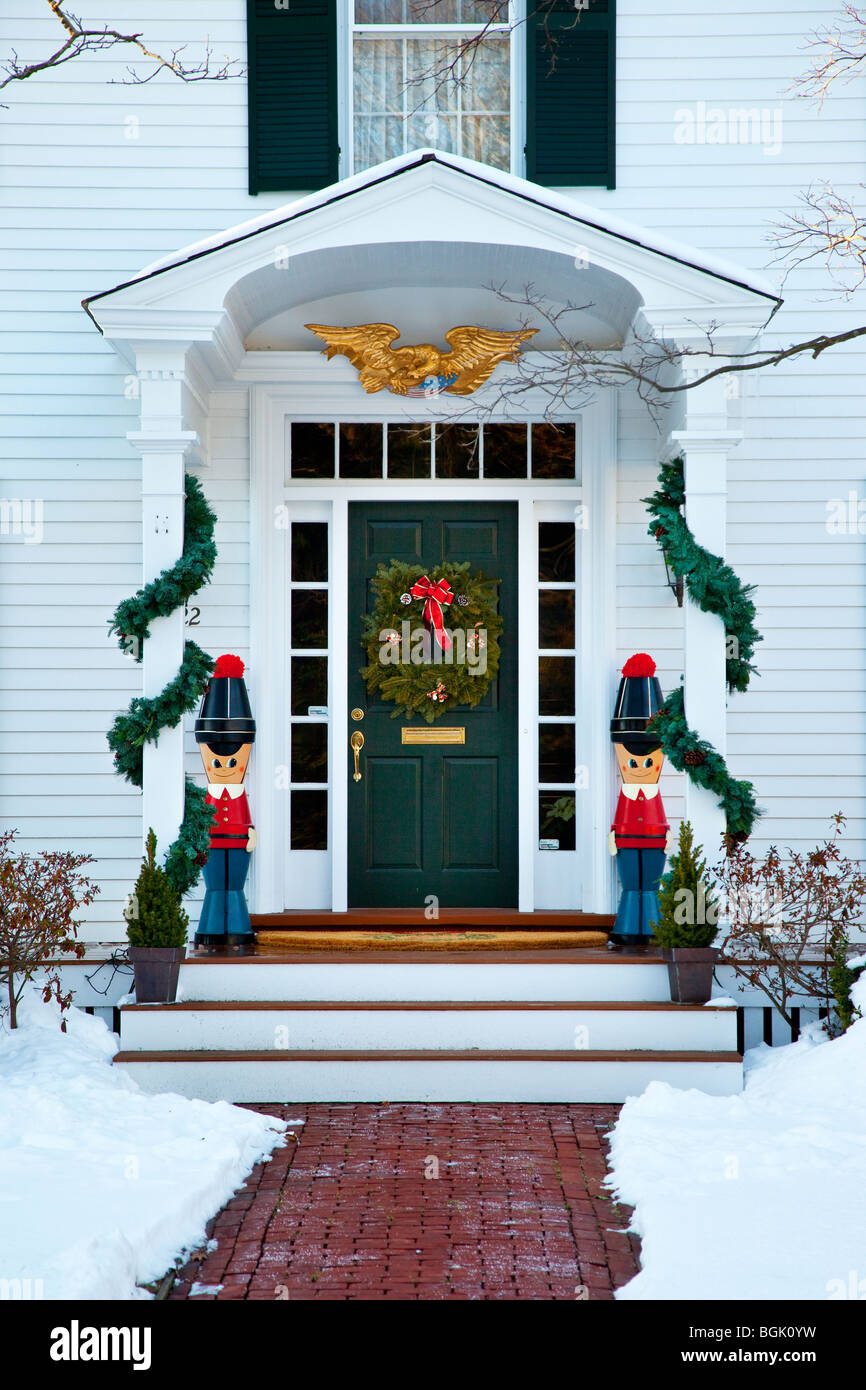 Décoration de Noël sur le porche avant - Lexington, Massachusetts, États-Unis Banque D'Images