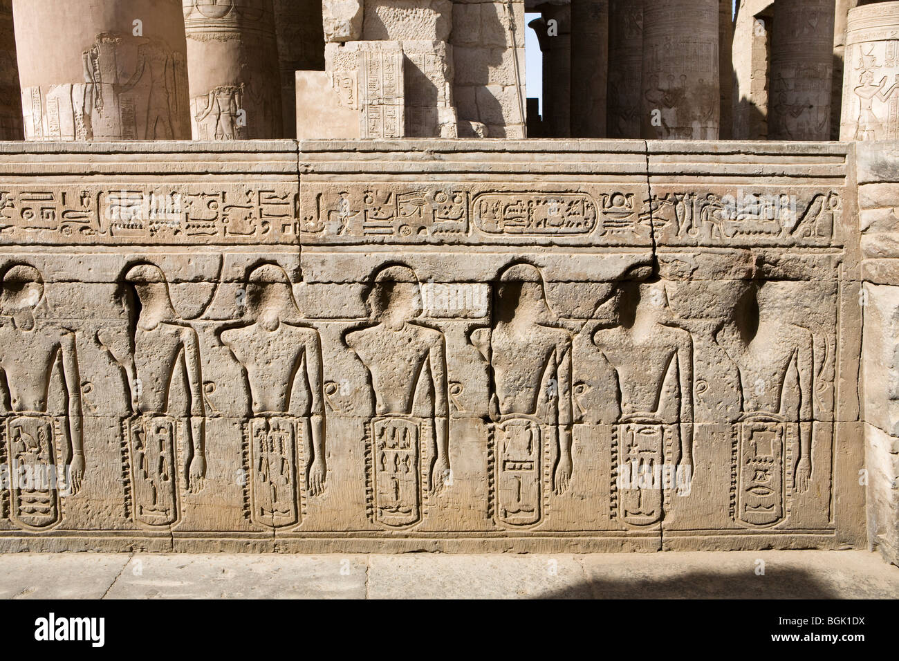Relief de prisonniers sur le couloir extérieur des murs à la Temple de Sobek et Haroeris à Kom Ombo dans la vallée du Nil, de la Haute Égypte Banque D'Images