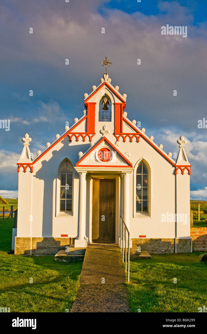 La célèbre Chapelle italienne sur Lamb Holm Mainland Région des Highlands Orkney Ecosse. 5837 SCO Banque D'Images