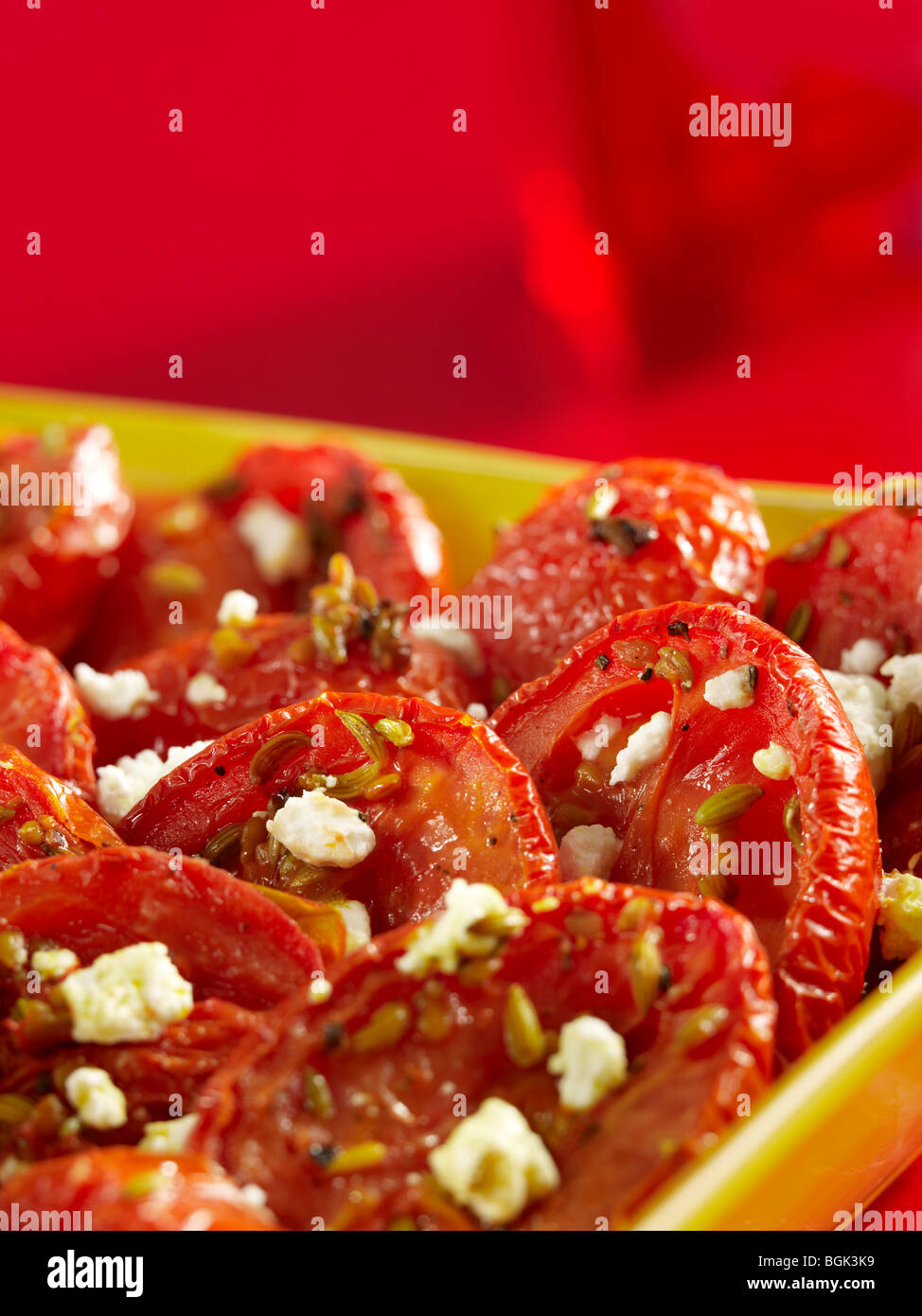 Tomates confites à la feta en cocotte Banque D'Images