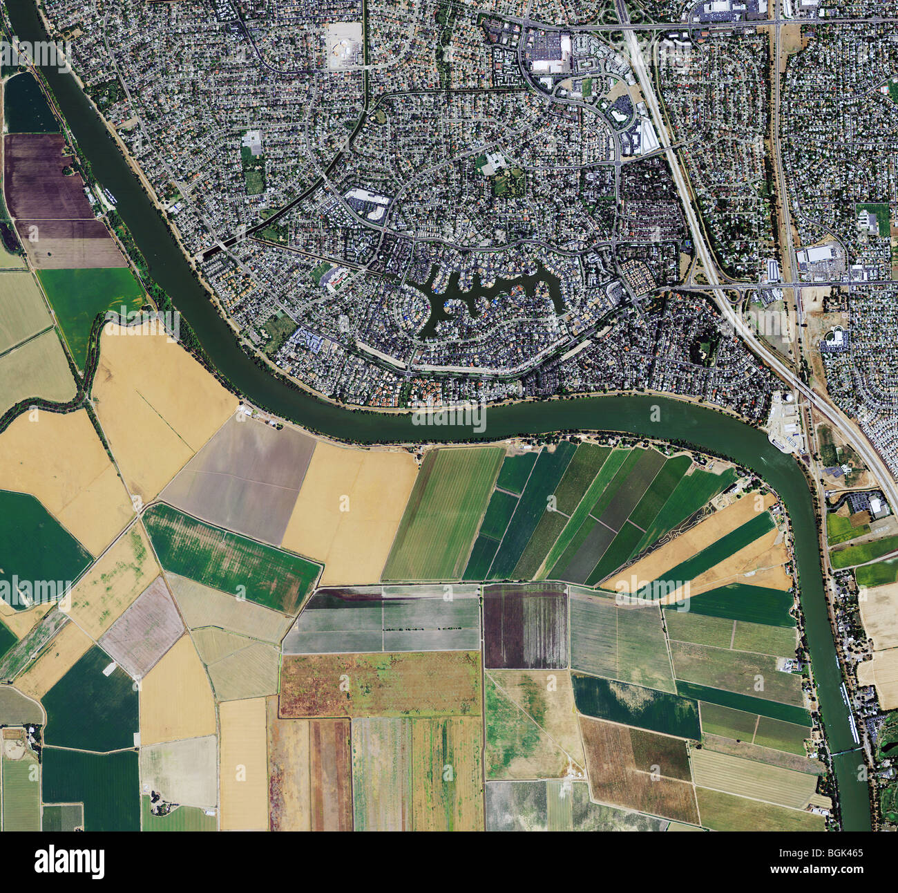 Carte aérienne vue de l'agriculture développement résidentielle de banlieue Sacramento Californie canal deep river Banque D'Images