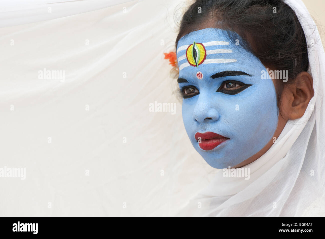 Indian girl, visage peint comme le dieu hindou Shiva. L'Inde Banque D'Images