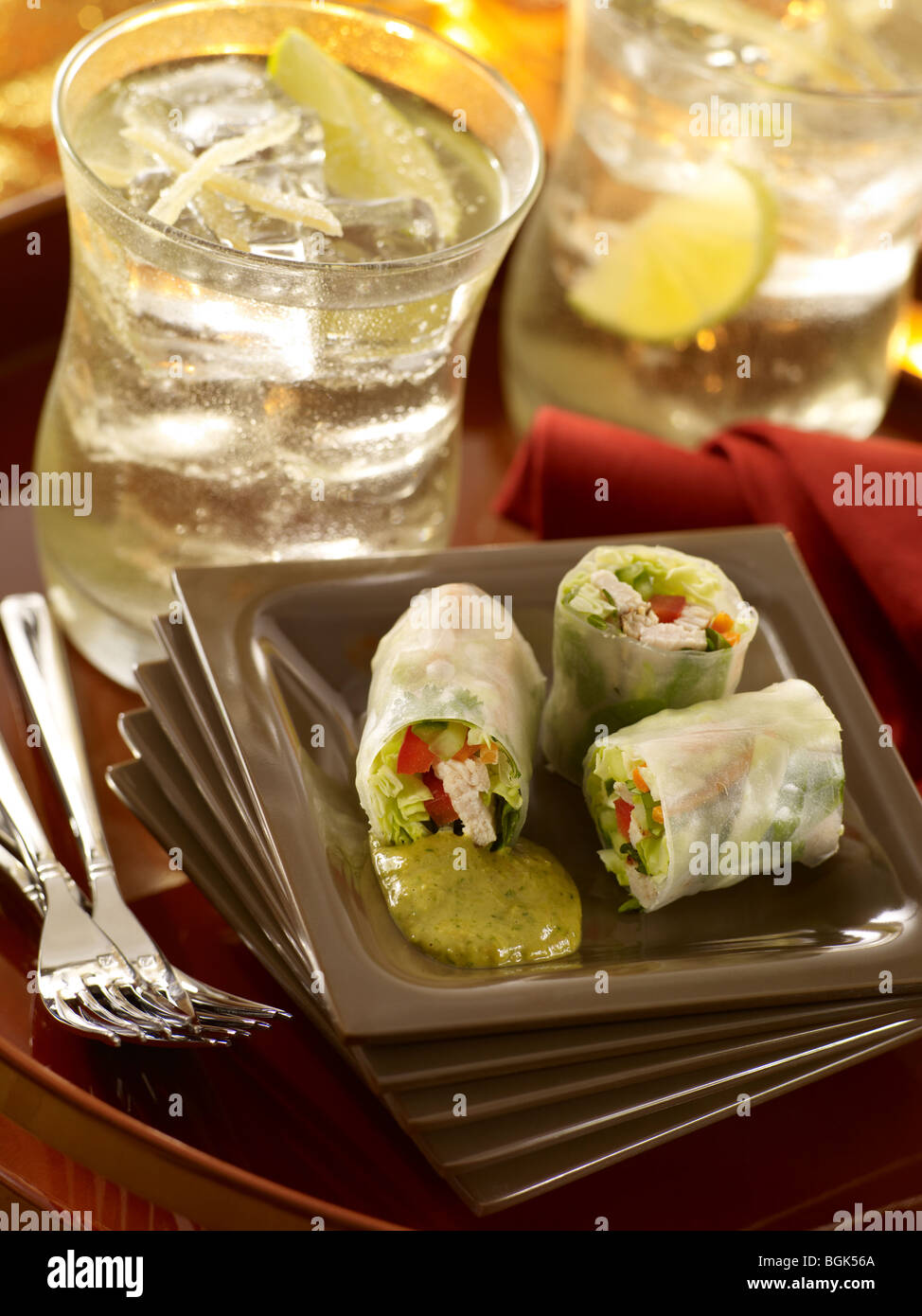 Rouleaux de printemps au poulet avec gingembre confit et citron cocktails Banque D'Images