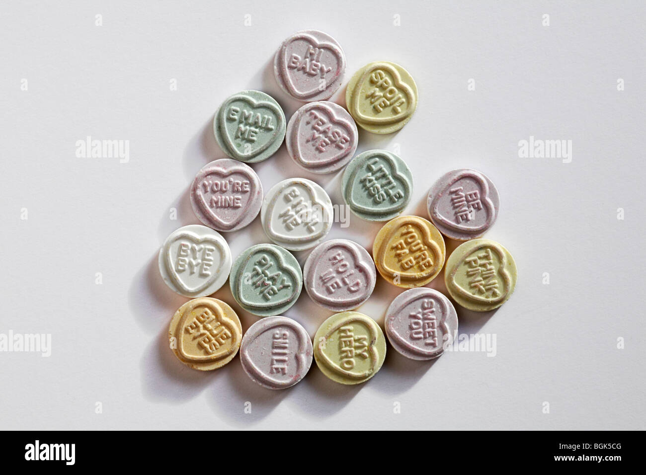 Sweetheart sweet heart - Love Heart bonbons avec des messages, disposées en forme de coeur pour la Saint-Valentin, jour de la Saint-Valentin Banque D'Images