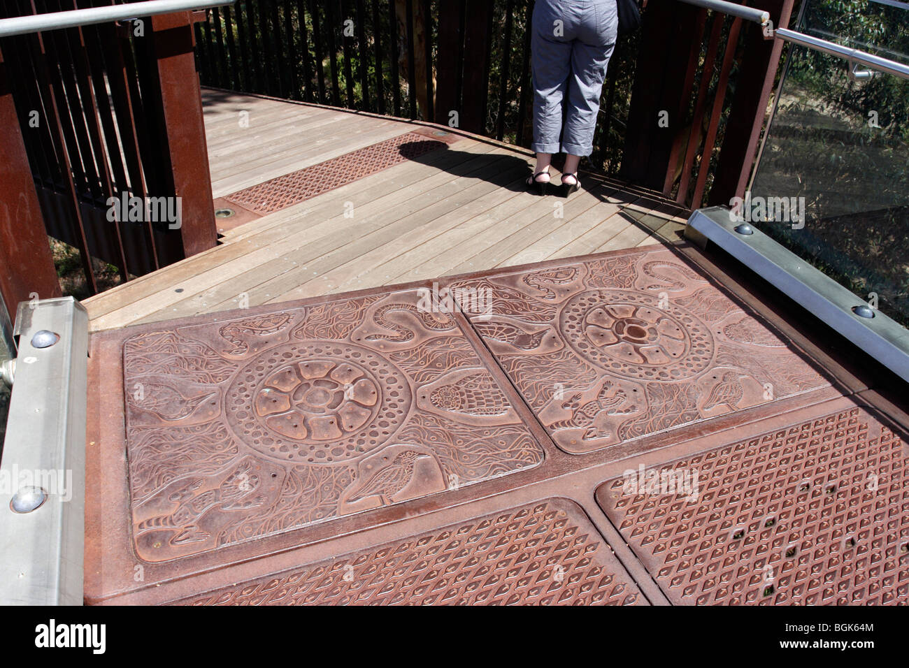 L'art autochtone traditionnelle sur passerelle surélevée à Kings Park à Perth, Australie occidentale. Banque D'Images