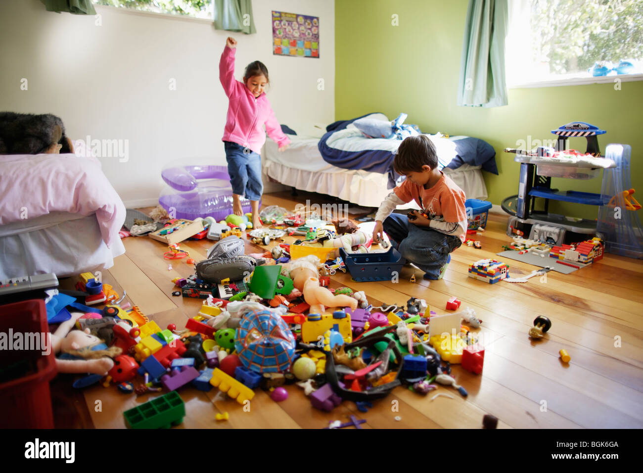 Frère et sœur dans leur chambre à coucher Banque D'Images