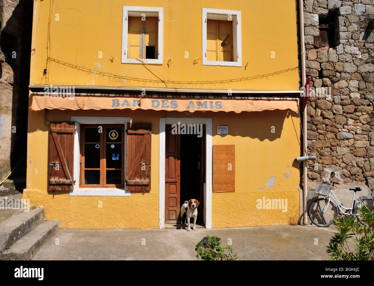 Bar des Amis à l'intérieur des terres de village corse Banque D'Images