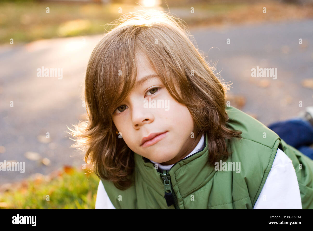 Boy lying in grass Banque D'Images