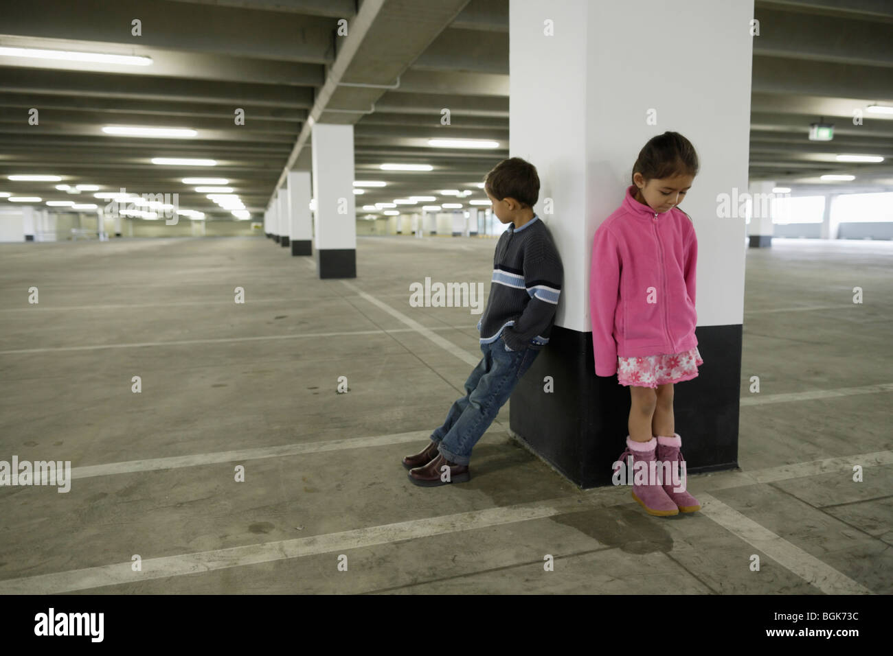 Les enfants dans le parc de voiture Banque D'Images