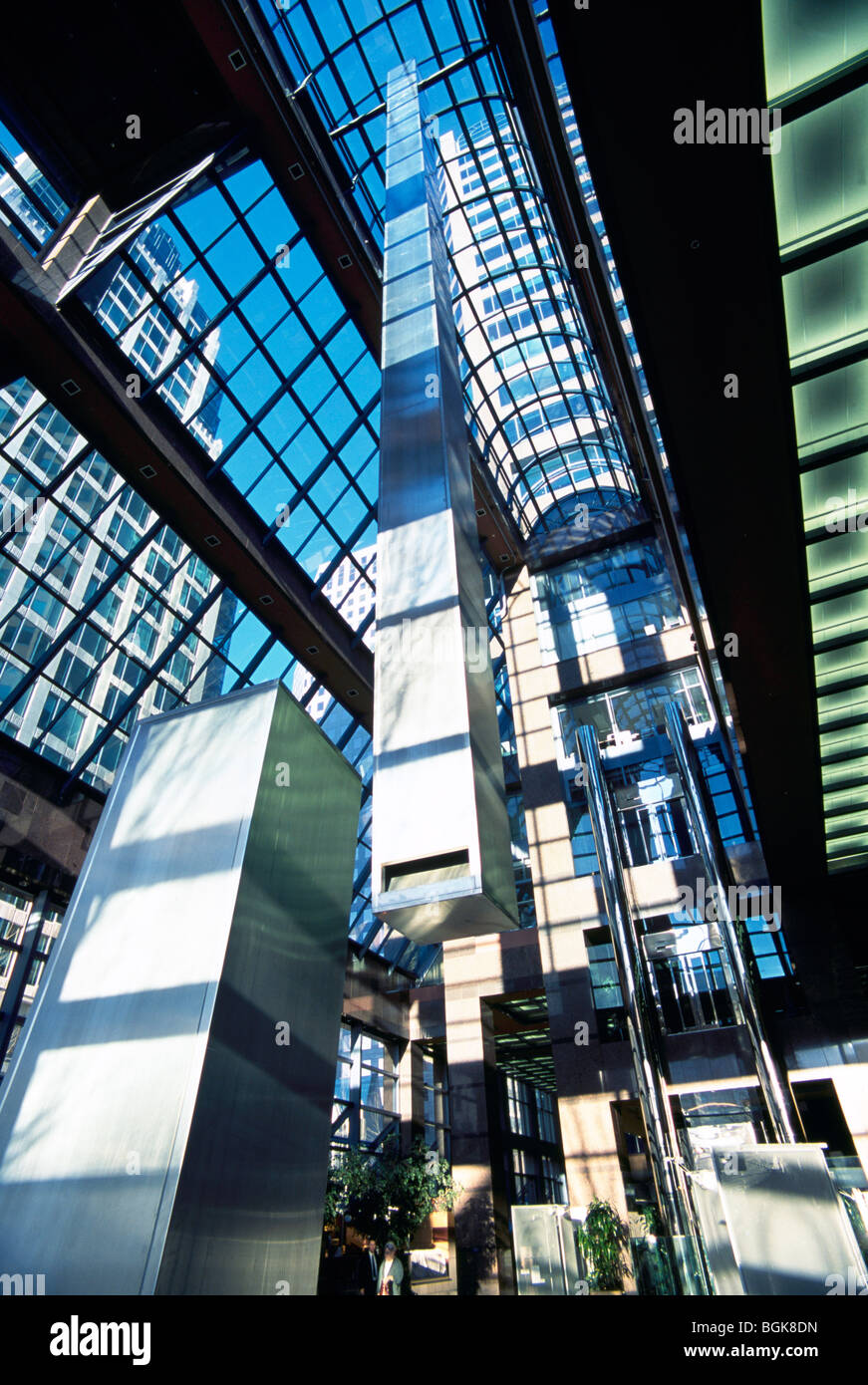 Pendule balançant dans l'atrium de l'Édifice de la HSBC, Vancouver, BC - Colombie-Britannique, Canada - L'Art Cinétique Banque D'Images