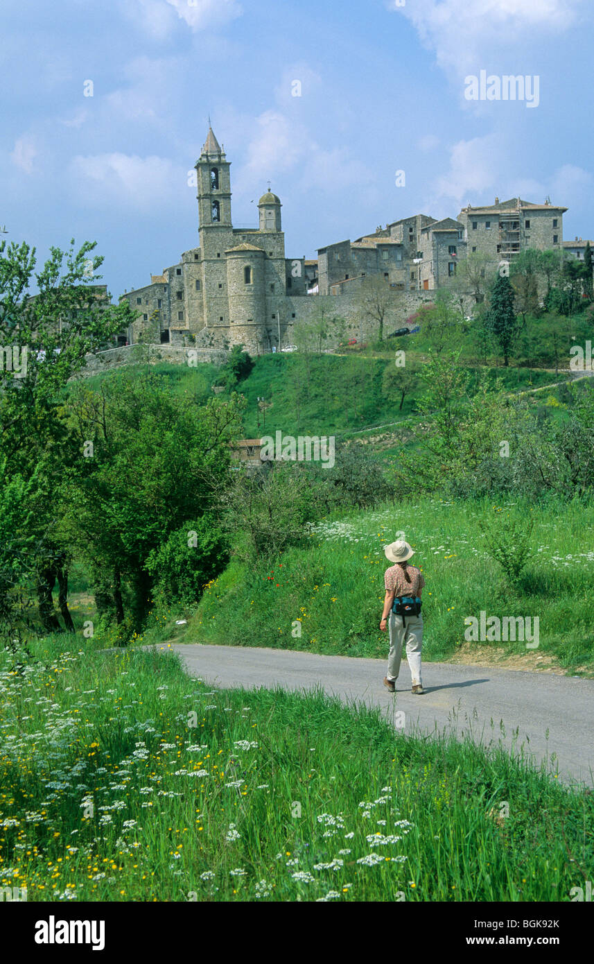 Walker sur route en contrebas village de Baschi, vallée du Tibre, au sud-est d'Orvieto, Ombrie, Italie Banque D'Images