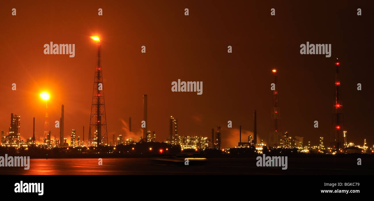 La combustion du gaz flammes de l'industrie pétrochimique dans la nuit dans le port d'Anvers, Belgique Banque D'Images