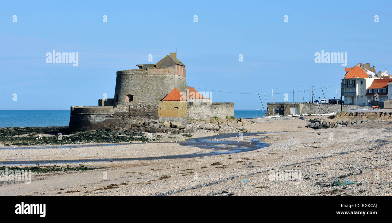 La tour Vauban le long de la côte de la mer du Nord à la Grande Armée, la Côte d'Opale, Ile-de-France France Banque D'Images