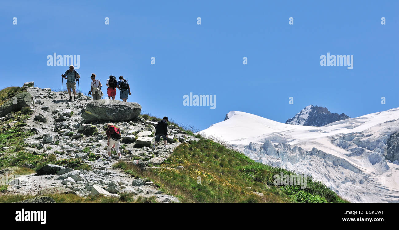 Les randonneurs de montagne marche le long chemin vers le glacier de Moiry Suisse, Alpes Pennines / Walliser Alpen, Valais / Wallis (Suisse) Banque D'Images
