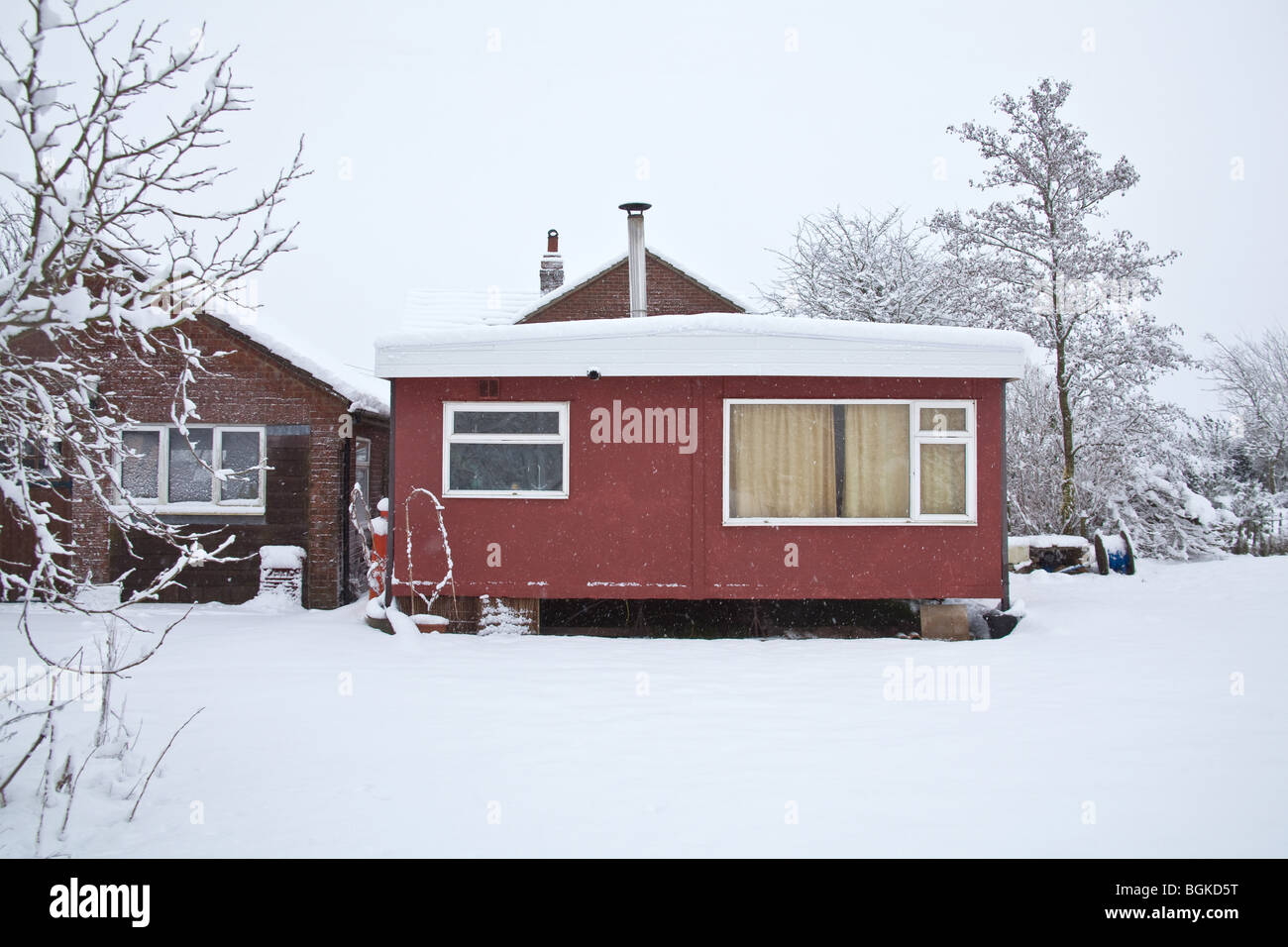 Mobile home ou caravane statique dans la neige Hampshire en Angleterre. Banque D'Images