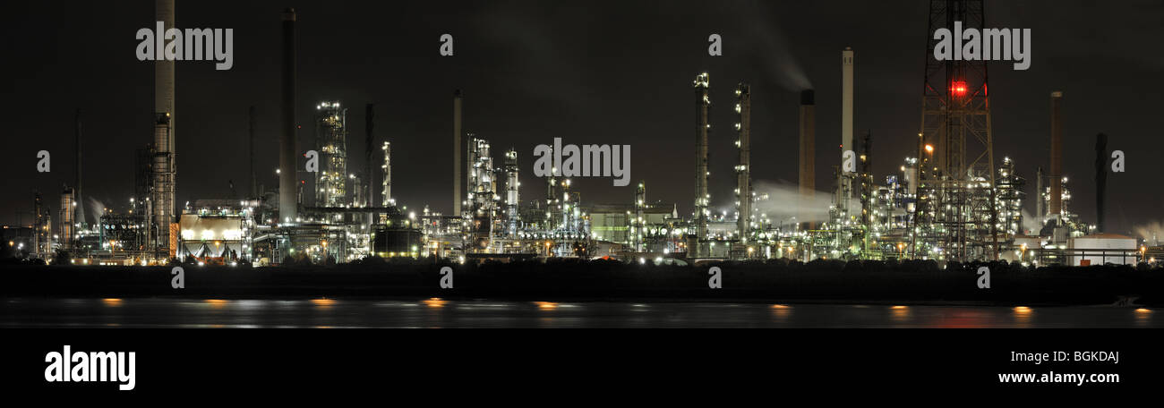 Raffinerie de pétrole de l'industrie pétrochimique au port d'anvers la nuit, Belgique Banque D'Images