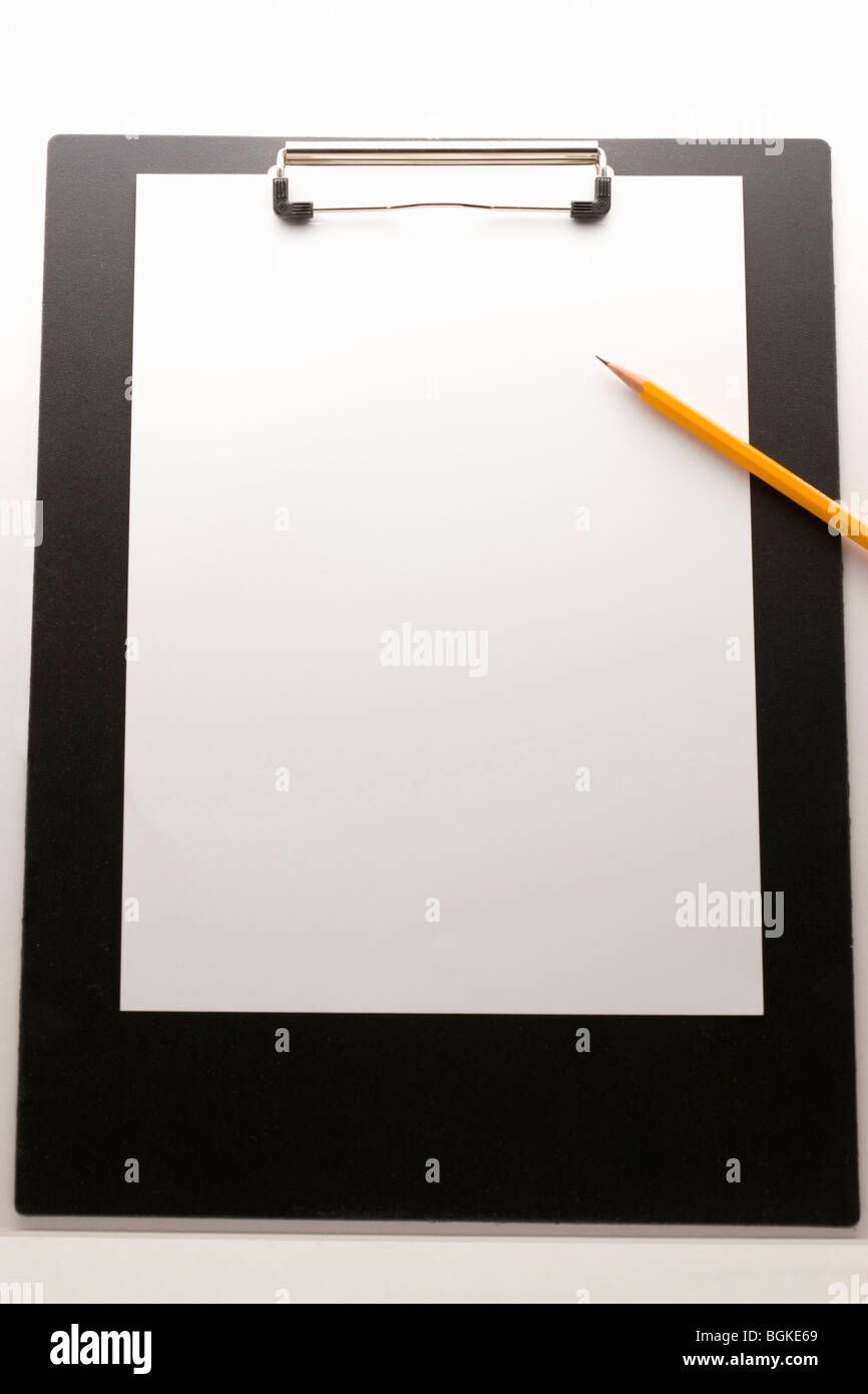 Presse-papiers avec le papier blanc et un crayon Banque D'Images