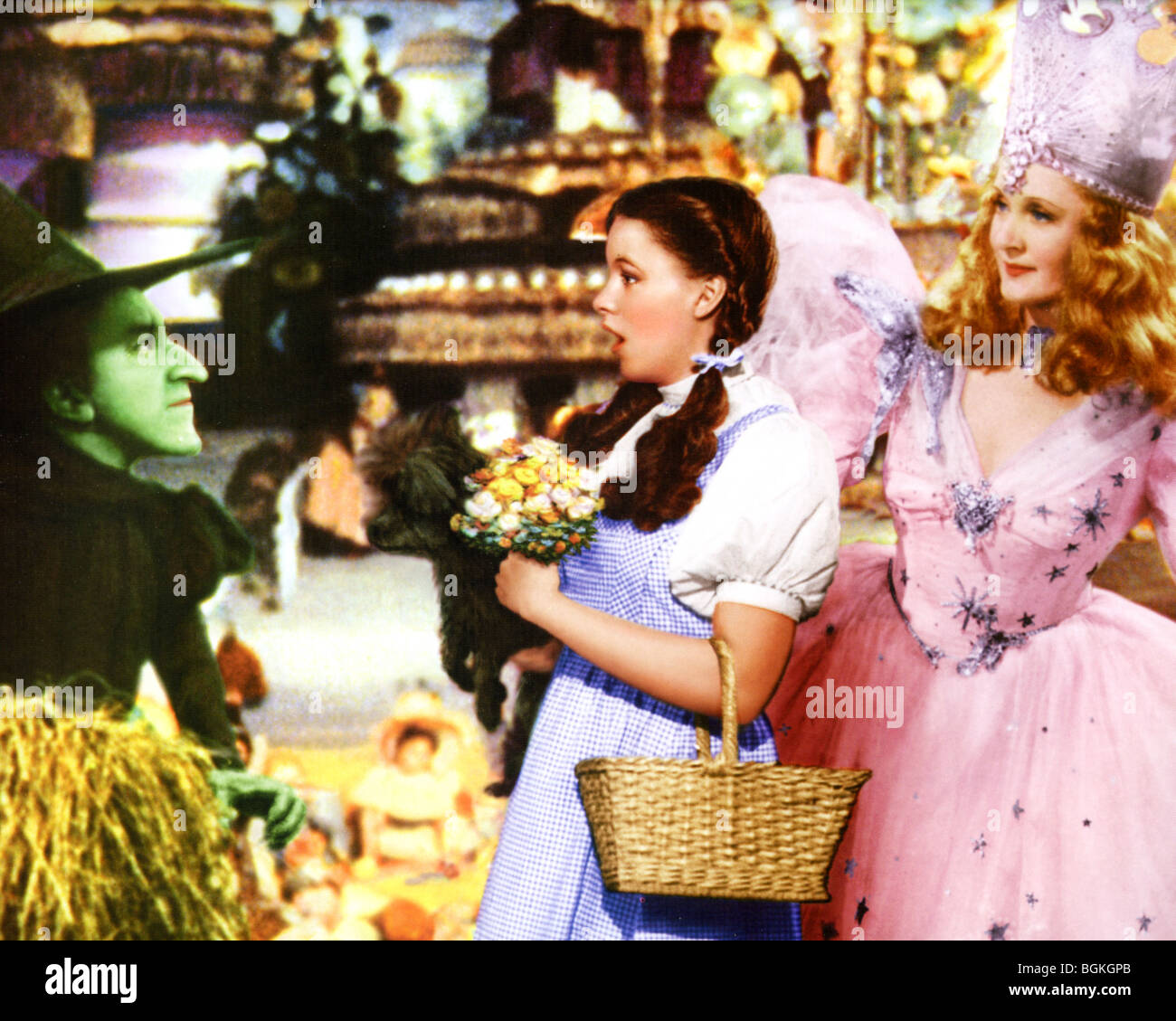 Le Magicien d'OZ - 1939 film MGM. De gauche à droite : Margaret Hamilton comme la sorcière, Judy Garland que Dorothy et Billie Burke comme Glenda Banque D'Images
