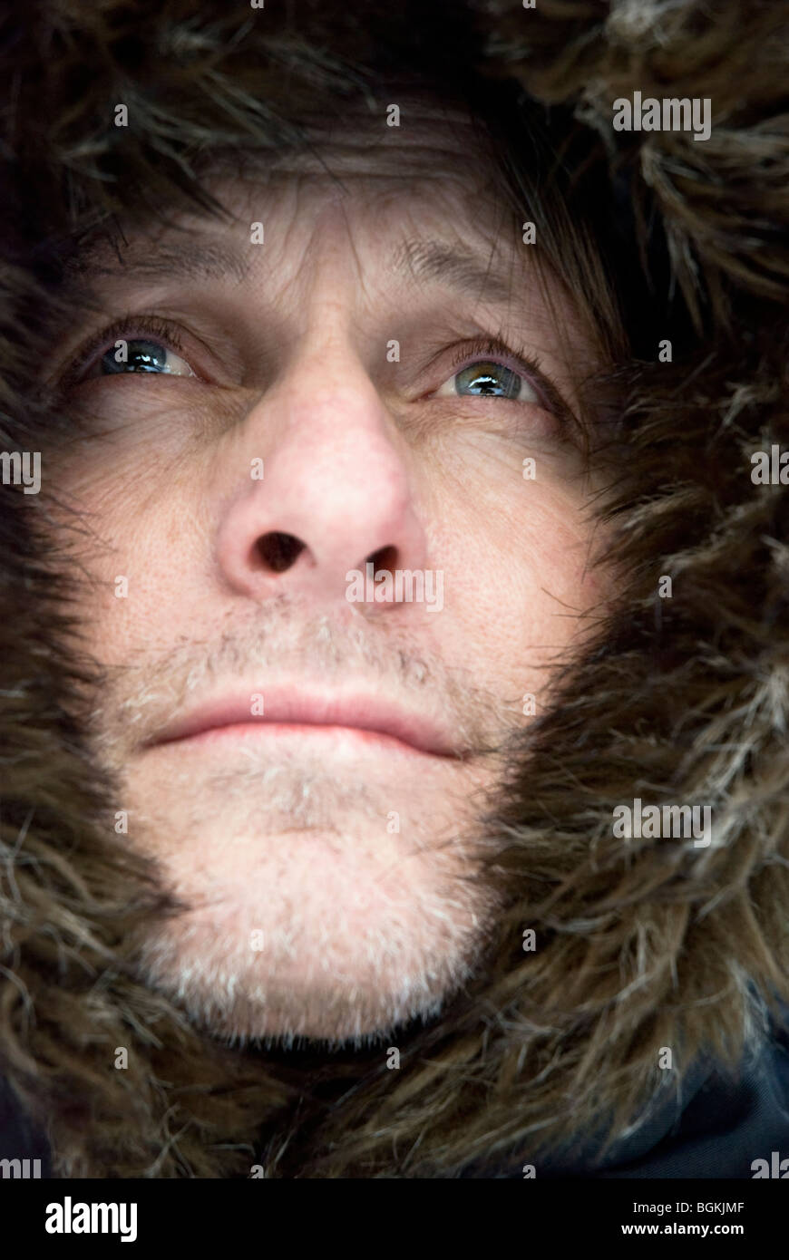 Un portrait couleur photo d'un bel homme la quarantaine avec le port d'un chapeau de fourrure ou le capot pour garder au chaud par une froide journée d'hiver Banque D'Images