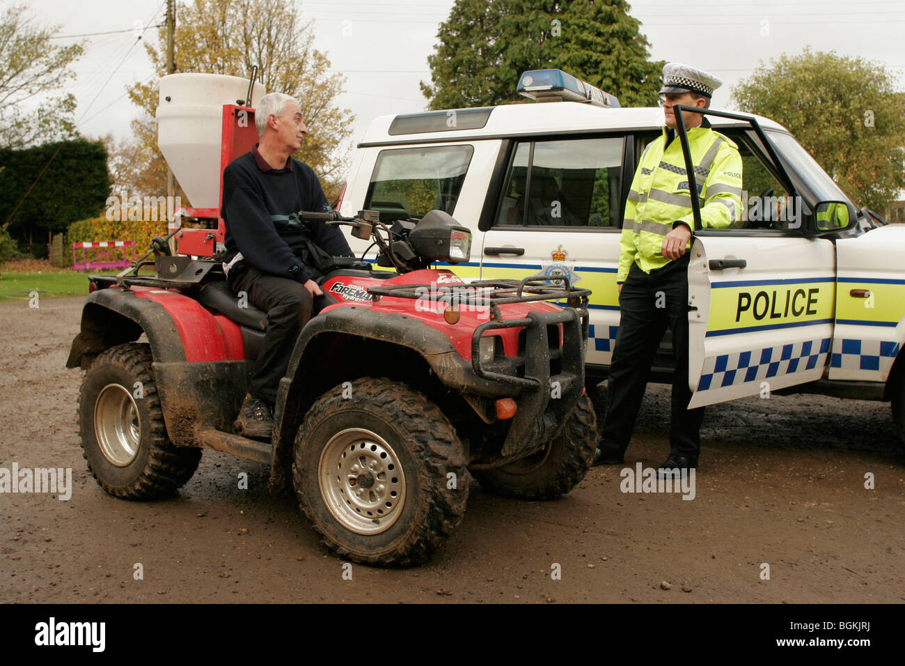 Agent de police parle d'un agriculteur Banque D'Images