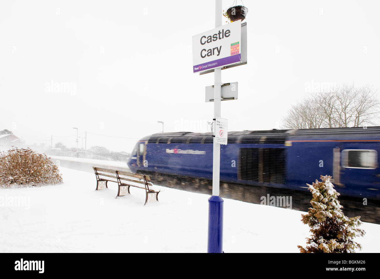 Train local à Castle Cary Gare, Somerset, Angleterre pendant la chute de neige de janvier 2010 Banque D'Images