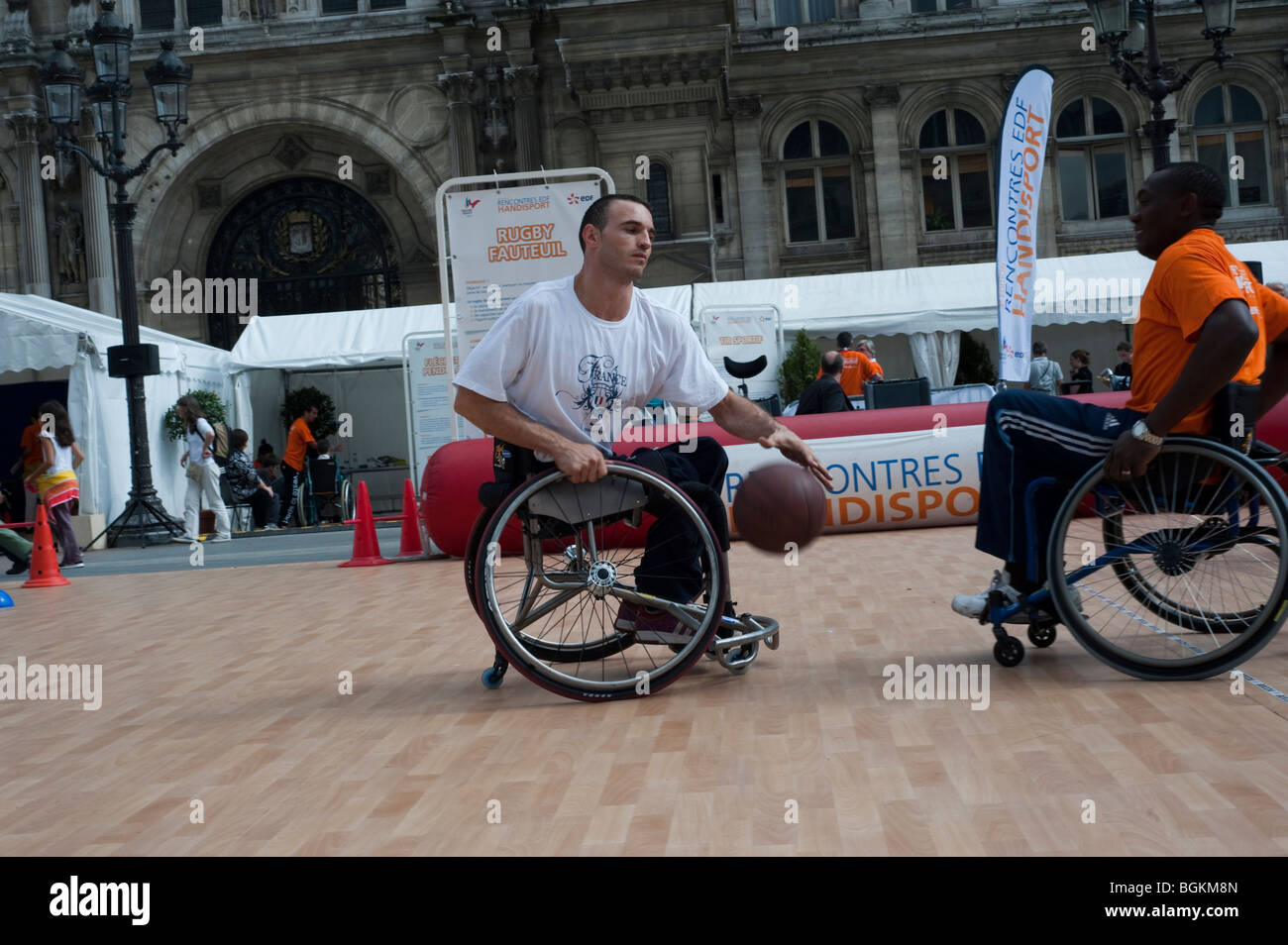 Paris, FRANCE - athlètes handicapés français de l'enseignement de l'instructeur en classe de basket-ball Banque D'Images