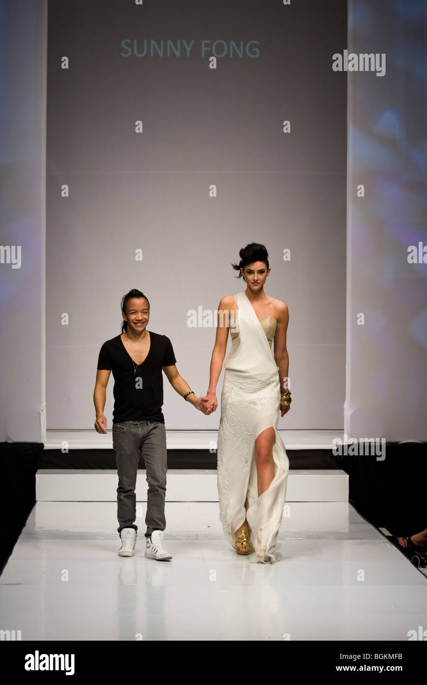 Sunny Fong,vainqueur de Project Runway Canada Saison 2, elle s'affichent en mode et beauté show à Toronto, Canada Banque D'Images