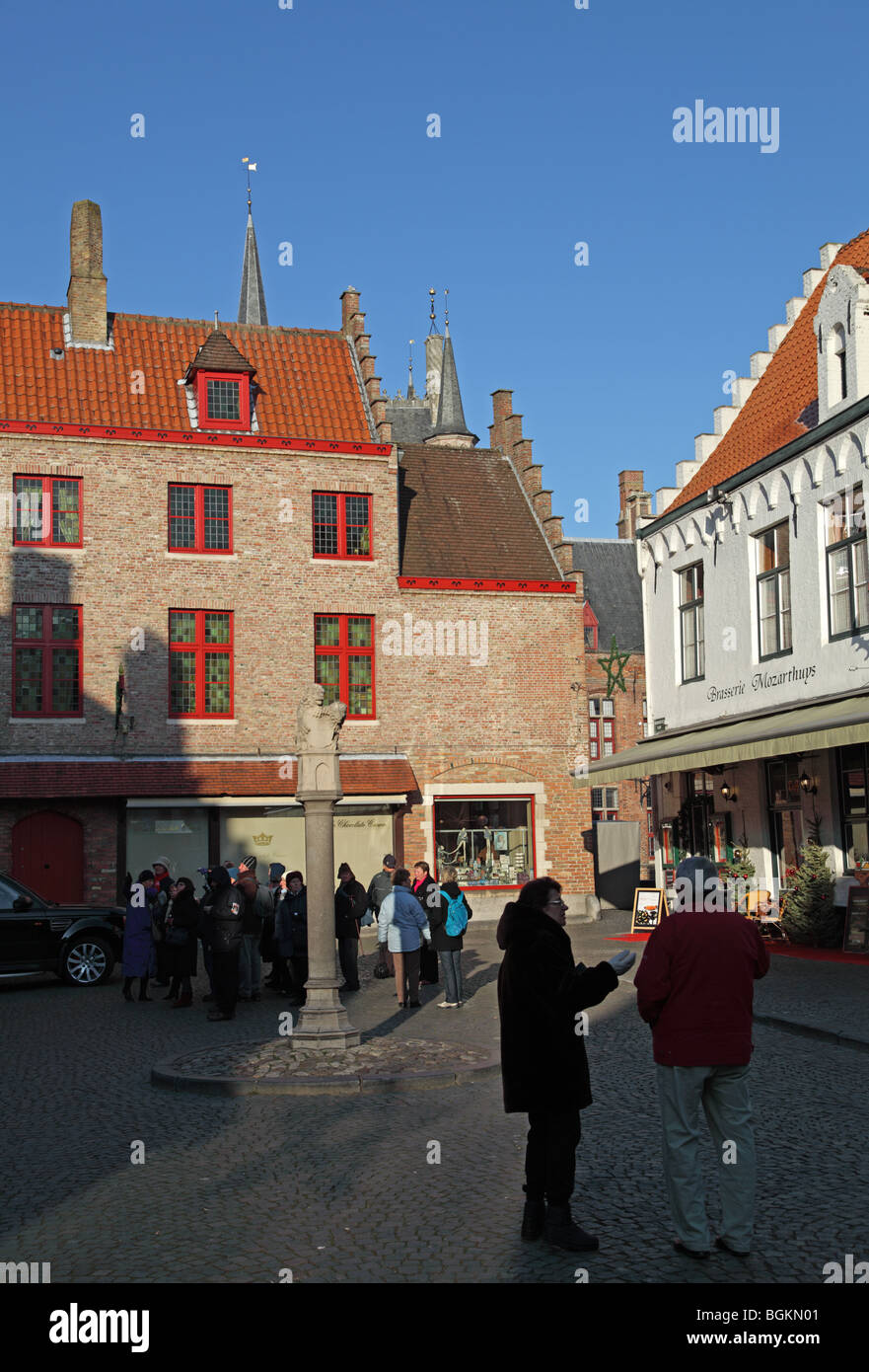 Les touristes dans la Huidenvettersplein à Bruges Banque D'Images