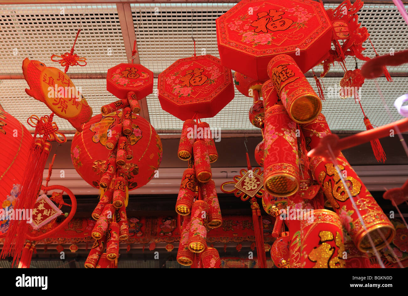 Une boutique sur Mott Street dans le quartier chinois de Manhattan vend des décorations pour le Nouvel An chinois. Banque D'Images