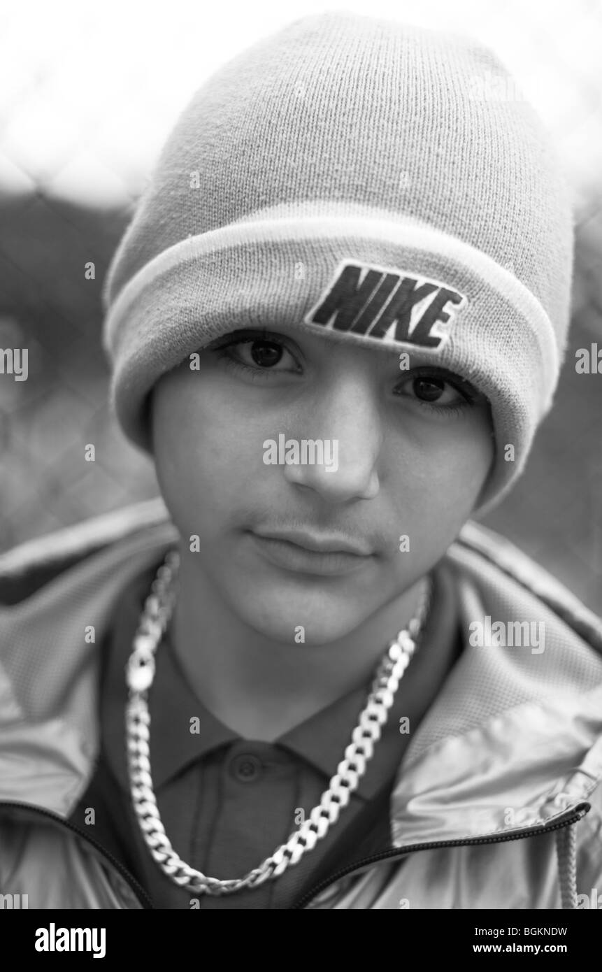 Jeune garçon photographié dans la rue South London vauxhall uk Banque D'Images