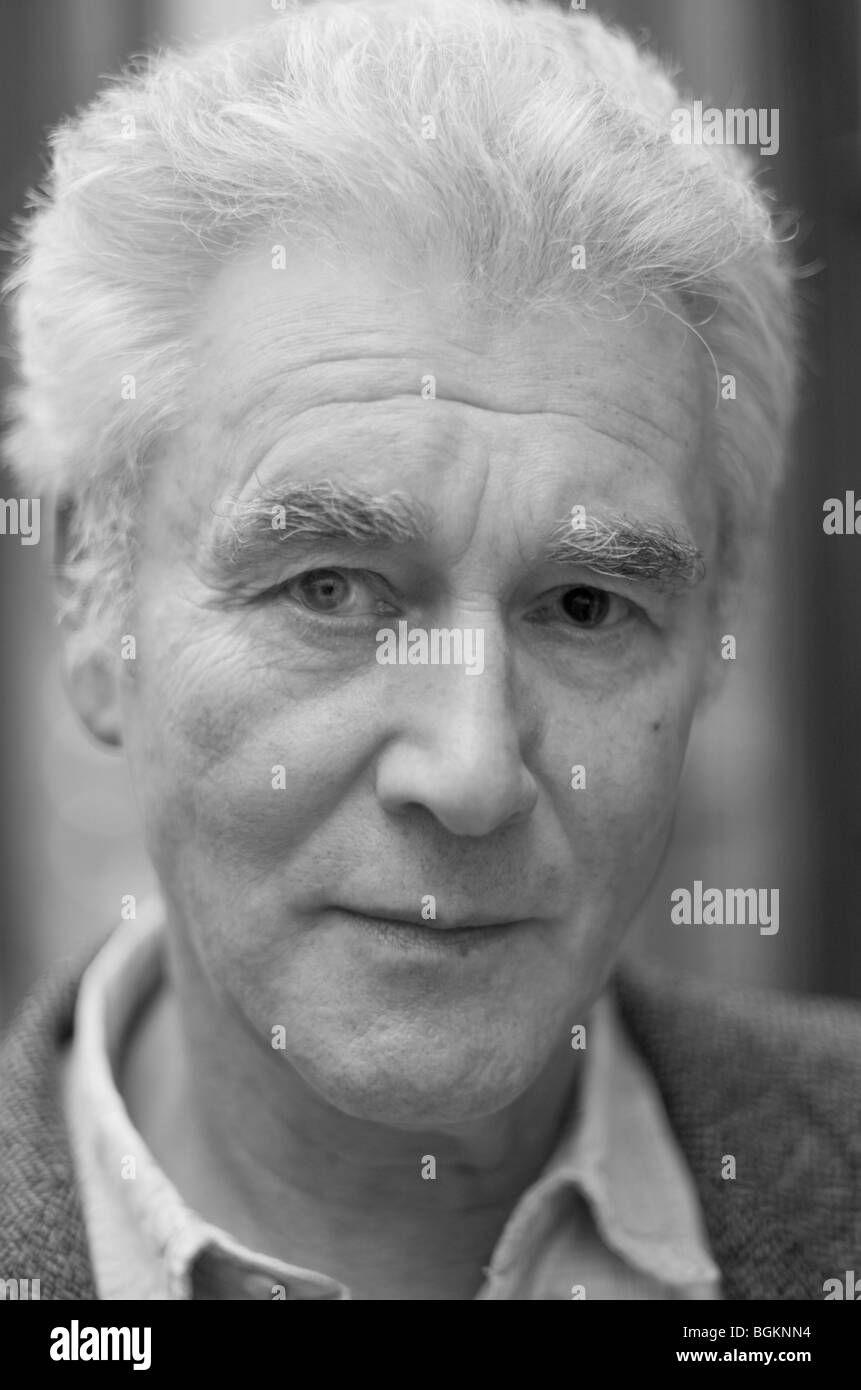 Homme d'âge moyen photographiée près de Christies dans St James's London uk Banque D'Images