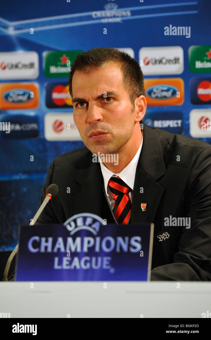 Markus Babbel, entraîneur du club de football VfB Stuttgart, avec microphone et le logo de la Ligue des Champions Banque D'Images