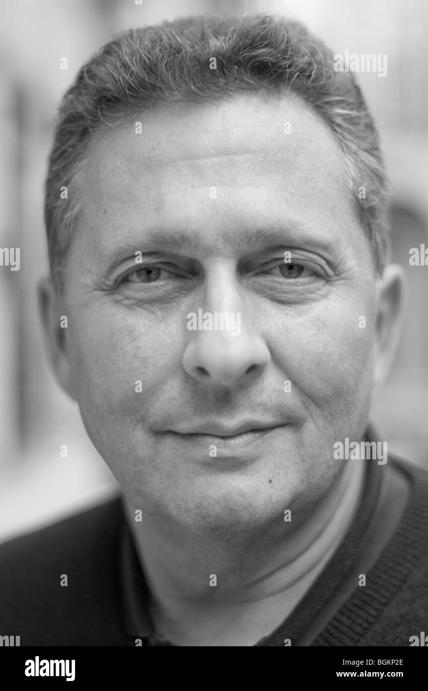 Visages de Londres- homme blanc d'âge moyen photographié à St James's London uk Banque D'Images