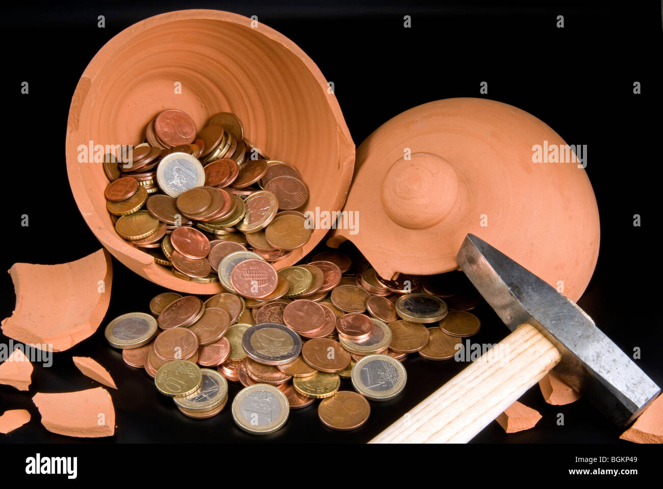 Broken Box avec de l'argent Euros et d'un marteau Banque D'Images