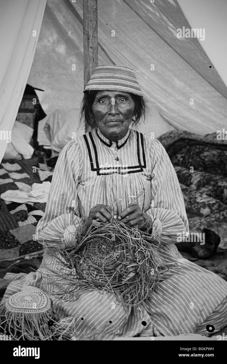 Photographie historique d'une femme Klamath avec un panier tissé hat permet de paniers traditionnels de fibres végétales naturelles Banque D'Images