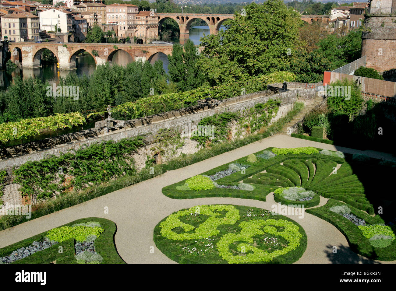 Les jardins du Palais de la Berbie Musée Toulouse Lautrec surplombant la rivière Tarn Albi France Banque D'Images