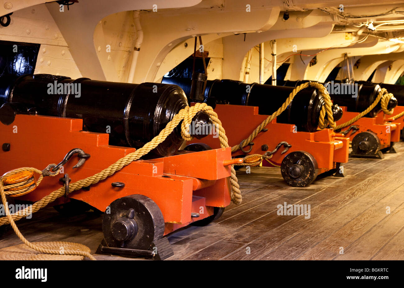 Cannon sur l'USS Constitution historique 'vieux' Ironsides dans le port de Boston, Massachusetts, USA Banque D'Images