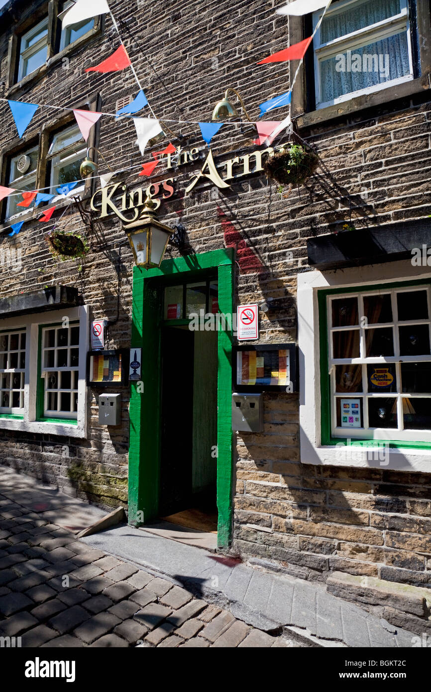 Angleterre West Yorkshire Haworth Rue principale avec pub 'Le King's Arms' Banque D'Images