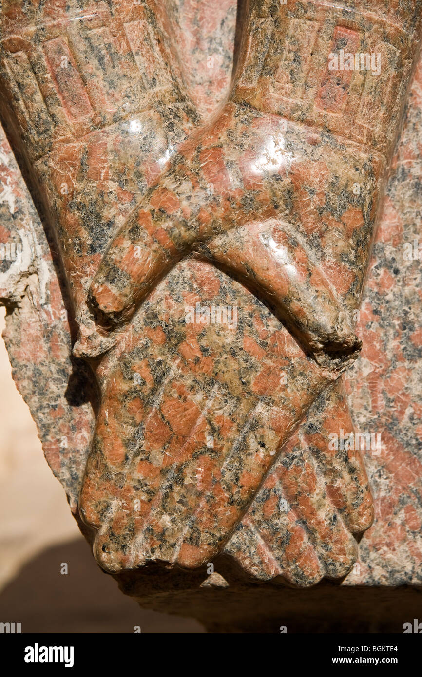 Close up of statue tenant la main à Médinet Habou, temple funéraire de Ramsès III, rive ouest du Nil, Louxor, Egypte Banque D'Images