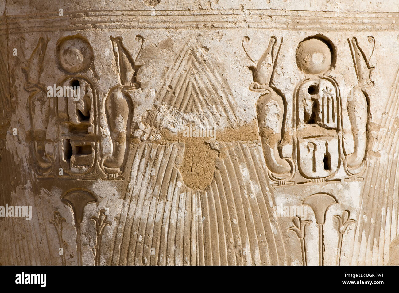 Close up de colonne de la salle hypostyle à Médinet Habou, temple funéraire de Ramsès III, rive ouest du Nil, Louxor, Egypte Banque D'Images