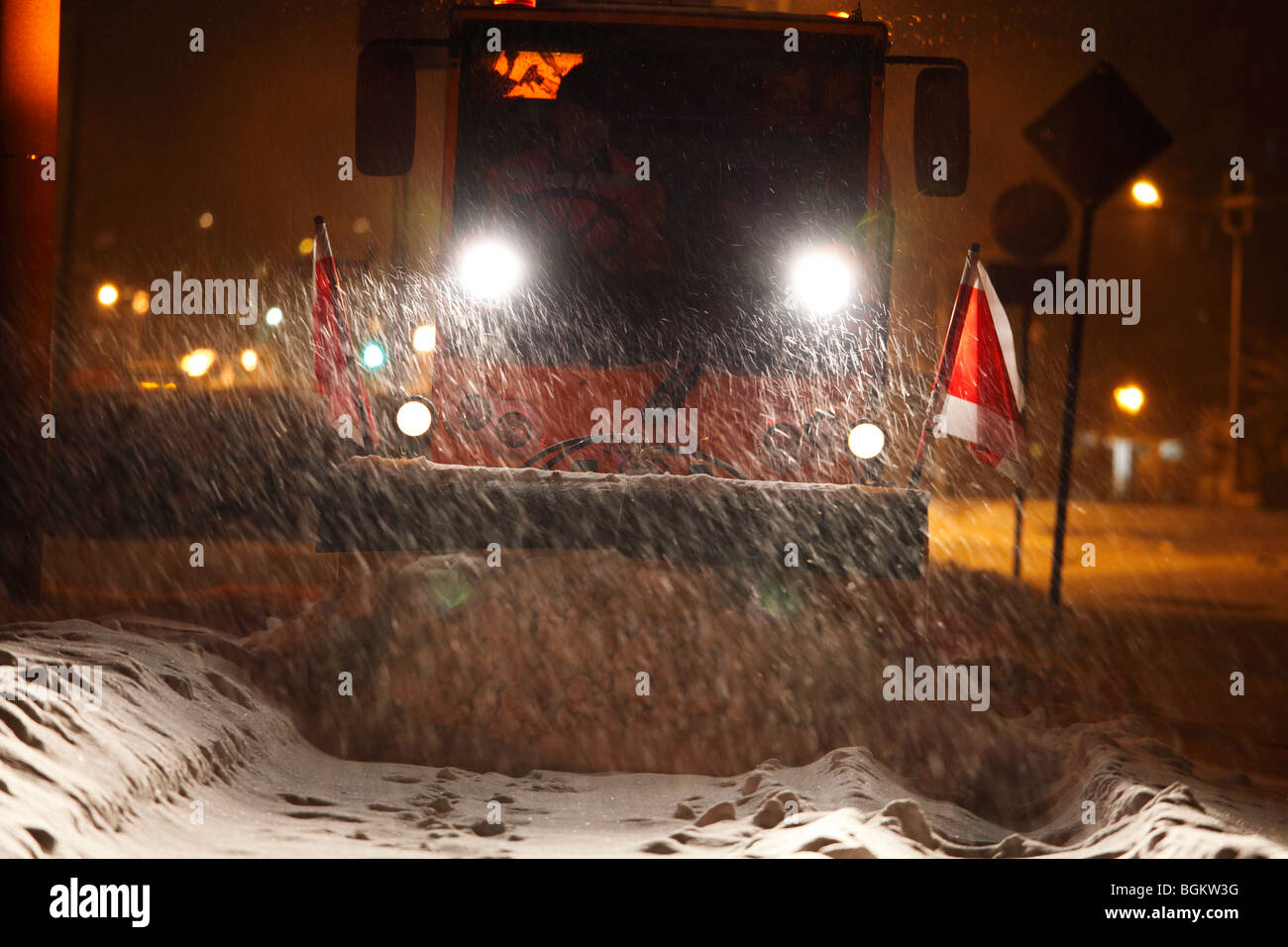 Enlever la neige chasse-neige sur un trottoir dans les fortes chutes de neige à soir Banque D'Images