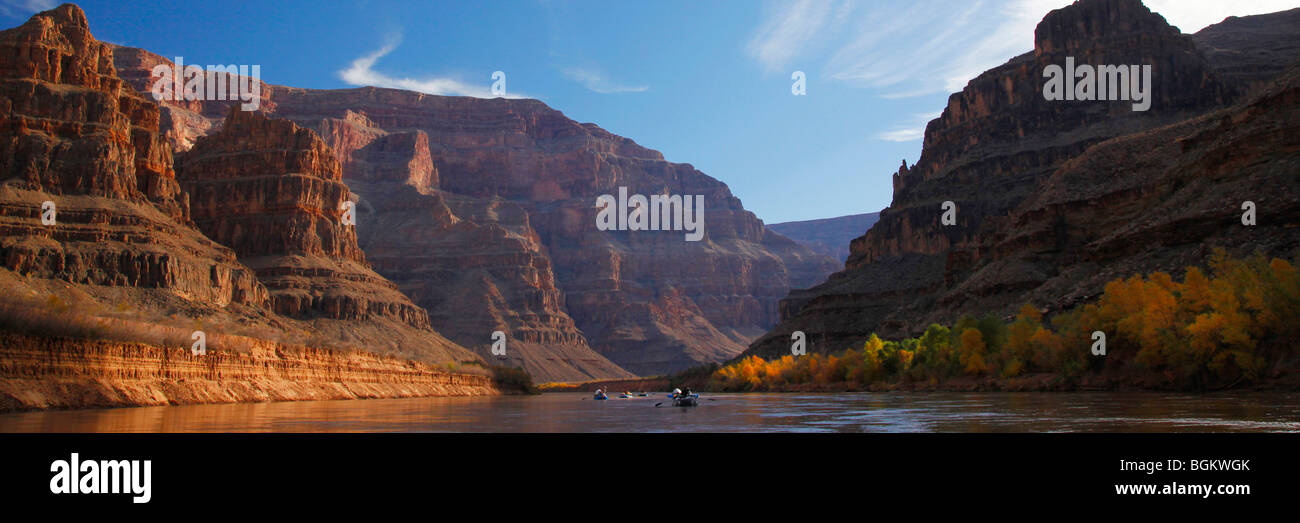 Radeau en eau vive sur la rivière Colorado expédition à la fin de l'automne ou au début de l'hiver, le Parc National du Grand Canyon, Arizona Banque D'Images