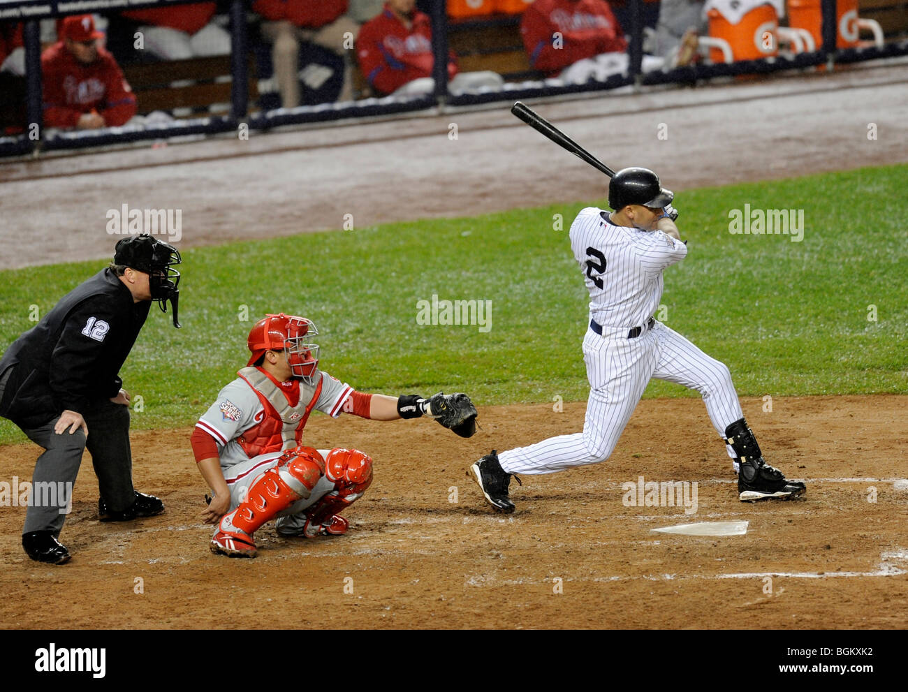Derek Jeter # 2 de la Nouvelle York Yankee chauves-souris contre les Phillies de Philadelphie dans un jeu de la Série mondiale 2009 Banque D'Images
