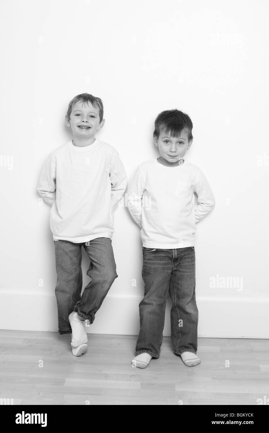 Deux jeunes garçons en noir et blanc Banque D'Images